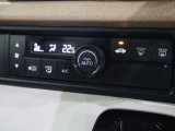 フルオートエアコンが装備されています!お好みの温度設定をするだけでエアコンの風量やモードの切り替えを自動でコントロールしてくれます!ユーザーの操作が少なく燃費走行にもつながります!