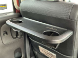 運転席及び助手席後ろには後席用テーブル&ドリンクフォルダーを装備☆