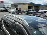 ルーフレース。アウトドアグッズやスポーツ用品を車外に積むことができ車載を広く有効的にお使いいただけます