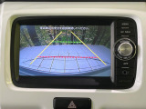 【バックカメラ】駐車時に後方がリアルタイム映像で確認できます。大型商業施設や立体駐車場での駐車時や、夜間のバック時に大活躍!運転スキルに関わらず、今や必須となった装備のひとつです!