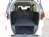 大容量のカーゴスペースは仕切り板があって、上下2段に荷物を収納することができます♪