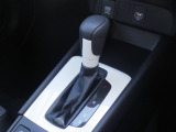 手に馴染むフロアシフトで、運転がさらに直感的で快適に。スタイリッシュなデザインとスムーズな操作感が、毎日のドライブをもっと楽しくします!