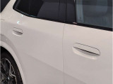 【デザインとの融合】BMWデザイナーが創り出したボディデザインを損なう事のない様に配置とデザインに拘っています。ドアノブについてもBMWの拘りに妥協はありません。