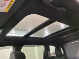 サンルーフが装備されています。外からの光を取り込めるので気持ちがいいですね。