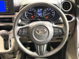 インテリアに合わせたデザインのステアリングは、運転される方のことも考え、運転しやすい形状、大きさです。是非一度、実際に触ってお確かめください。