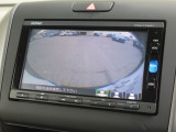 バックをするとき自動でリアの様子が映る『リアカメラ』付き!画面で確認しながらバックができますから安心ですね。でも、目視も大切ですよ!安全第一でお願いします!