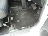 フロアマットも綺麗にクリーニングされています。尚、臭い・汚れ等には個人差がございますので、必ず現車確認下さいませ。