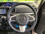 インテリアに合わせたデザインのステアリングは、運転される方のことも考え、運転しやすい形状、大きさです。是非一度、実際に触ってお確かめください。