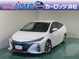 プリウスPHV(プラグインハイブリッド)。バッテリーは家庭用電源からも充電可能。優れた燃費性能を誇ります。