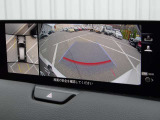360度ビューカメラを搭載。4方の小型カメラの映像を処理し、車両真上からの映像に変換しています。