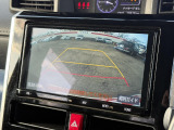 【バックカメラ】駐車時に後方がリアルタイム映像で確認できます。大型商業施設や立体駐車場での駐車時や、夜間のバック時に大活躍!運転スキルに関わらず、今や必須となった装備のひとつです!