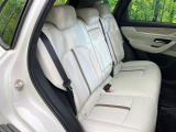 後部座席も気になるようなキズ・汚れやへたり等、大きなダメージはなく、良好な状態です。