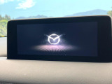 【10.25インチマツダコネクト】車内の雰囲気にマッチした大型ディスプレイ。スマホ接続でのナビ使用やBluetooth再生等、様々な機能が楽しめます。直感的なダイヤル操作が可能で、使い勝手も良好です。