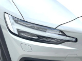 【LEDヘッドライト】ハイビームを先行車や対向車にあてず、その両サイドではハイビーム照射を維持。見える範囲が段違いに広くなりました。北欧神話に登場するトールハンマーをモチーフにデザイン。