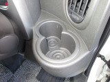 運転席にはドリンクホルダーがあります。取りやすい位置にありますからドライブも楽しくなりますね!