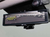 車両後方を映し出します・スマートルームミラー装備です。