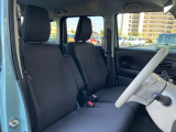 【フロントシート】高めのヒップポイントで見晴らしが良く、運転もしやすいですよ◎運転席アームレストがついているので長距離運転時の疲労軽減になりますよ◎