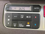 【オートエアコン】一度お好みの温度に設定すれば、車内の温度を検知し風量や温度を自動で調整。暑い&hellip;寒い&hellip;と何度もスイッチ操作をする必要はありません。快適な車内空間には必須の機能ですね♪