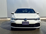 R-Line専用フロントデザインが印象的なGolf Variant TDIです。パールホワイトのボディカラーが美しく、スポーティさと上品さを兼ね備えた一台です。状態も良好でおすすめです。