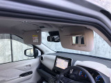 運転席側にバニティミラー付きのサンバイザー