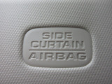 サイドカーテンエアバックシステムは、側面衝突時に大人から子供までさまざまな体格の乗員の頭部や頚部を広範囲で保護。特にセンターピラーへの頭部衝突を防ぐ展開性能を実現しています。