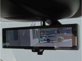 スマートルームミラーです。多人数乗車時やお荷物の多い時でも カメラで後部を映し出します。