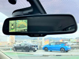 自動防眩ルームミラーで夜間のまぶしさを軽減してくれます。アラウンドビューモニターが映ります。