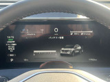 視認性の良いメーターで中央にモニターがあり車両情報等が映し出されます。