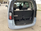 荷室は3列目シートを立てたままでも十分な容量があります。