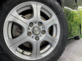 【15インチアルミホイール】外観にマッチしたアルミホイールを装着しております。各種アルミホイールや、スタッドレスタイヤも取扱いしております。是非ご相談ください♪