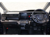 操作性に優れた運転席となります!小物入れや各ボタンの配置にこだわり、使いやすいです!座り心地もよく視認性も良好なのでロングドライブもお任せ下さい!