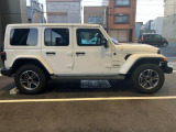 Jeep伝統の台形のホイールアーチを継承し走破性も兼ね備えております。
