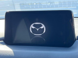 【8インチマツダコネクト】車内の雰囲気にマッチした大型のディスプレイ。スマホ接続でのナビ使用やBluetooth再生等、様々な機能が楽しめます。直感的なダイヤル操作が可能で、使い勝手も良好です。