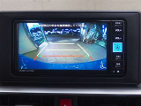 バックカメラもついておりますので、駐車時に確認できます。