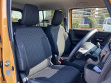 【フロントシート】高めのヒップポイントで見晴らしが良く、運転もしやすいですよ◎運転席アームレストがついているので長距離運転時の疲労軽減になりますよ◎