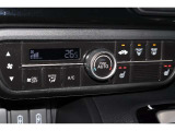 フルオートエアコンが装備されています!お好みの温度設定をするだけでエアコンの風量やモードの切り替えを自動でコントロールしてくれます!ユーザーの操作が少なく燃費走行にもつながります!
