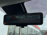 スマートルームミラーが付いております。後席に人が乗車した時や沢山の荷物を積んだ時もバックミラーの視界が遮られる事無く見えるので便利です♪