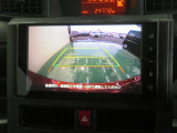 車両後方の映像を映すバックモニター。進路を確認しながら安全に車庫入れできます。