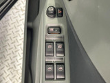 【電動格納ミラー】サイドミラーは電動格納式となっており、狭い駐車場でもキズがつくリスクを抑えられます。