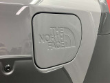 インクリメンタル加工によりさりげなく「THE NORTH FACE」ロゴを給油口蓋に