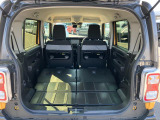 【後席分割可倒式/アレンジ可能】両席倒すと広いラゲッジスペースに大変身!!テントや寝袋、キャンプグッズなどたくさん積むことができますよ♪助手席を前倒しするとサーフボードも載せることができますよ♪