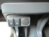運転席、助手席には冬場に快適、シートヒーターが付いてます。