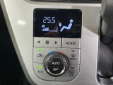 【オートエアコン】一度お好みの温度に設定すれば、車内の温度を検知し風量や温度を自動で調整。暑い&hellip;寒い&hellip;と何度もスイッチ操作をする必要はありません。快適な車内空間には必須の機能ですね♪