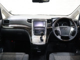 操作性に優れた運転席となります!小物入れや各ボタンの配置にこだわり、使いやすいです!座り心地もよく視認性も良好なのでロングドライブもお任せ下さい!