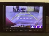 バックをするとき自動でリアの様子が映る『リアカメラ』付き! 画面で確認しながらバックが出来るので駐車の時も安心です。