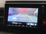 リバースギアに入れるだけで後方の表示へ切り替わります。夜間や雨の日の駐車も楽になりますよ。