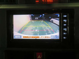 車両後方の映像を映すバックモニター。進路を確認しながら安全に車庫入れできます。