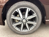 【純正アルミホイール】外観にマッチした純正アルミホイールを装着しております。各種社外アルミホイールや、スタッドレスタイヤも取扱いしております。是非ご相談ください♪