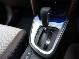 CVT(無段変速)のオートマチックです。フロアシフトがとても使い易いです。また高燃費に貢献するのもこのオートマチックです(*^_^*)