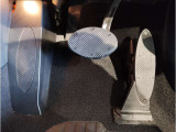 【ペダル】BMWはオルガン式アクセルペダルを採用しています。踏み込む足とペダルが同じ軌跡を描くため、かかとがずれにくく、アクセルコントロールがよりしやすくなるメリットがあります。